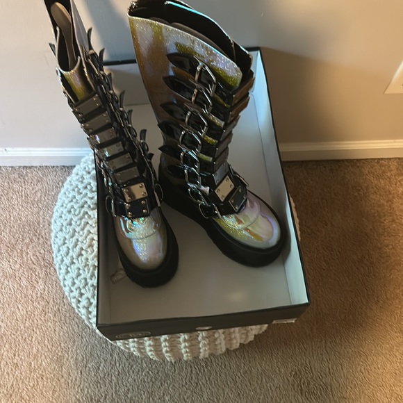 Boots - Picture 6 of 7